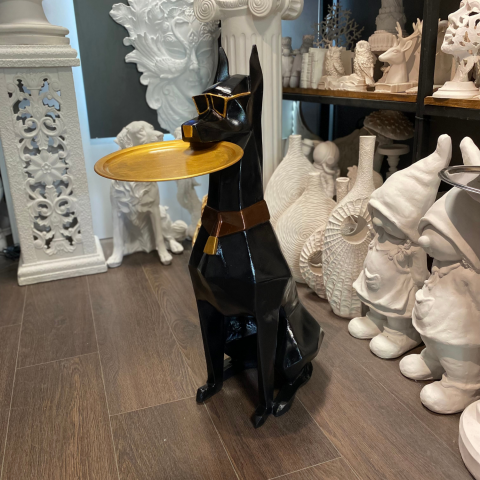 Tepsi Tutan Doberman Köpek