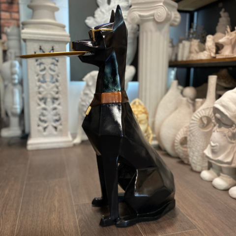 Tepsi Tutan Doberman Köpek