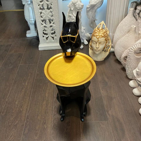 Tepsi Tutan Doberman Köpek