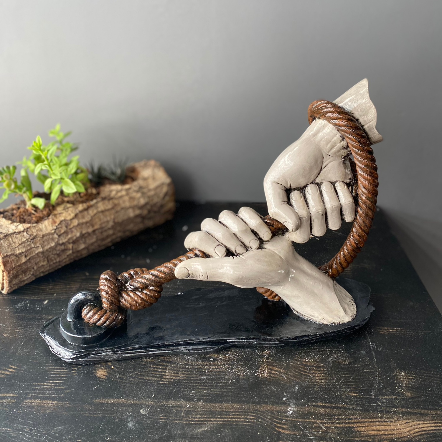 Dekoratif Halat Tutan Çeken El