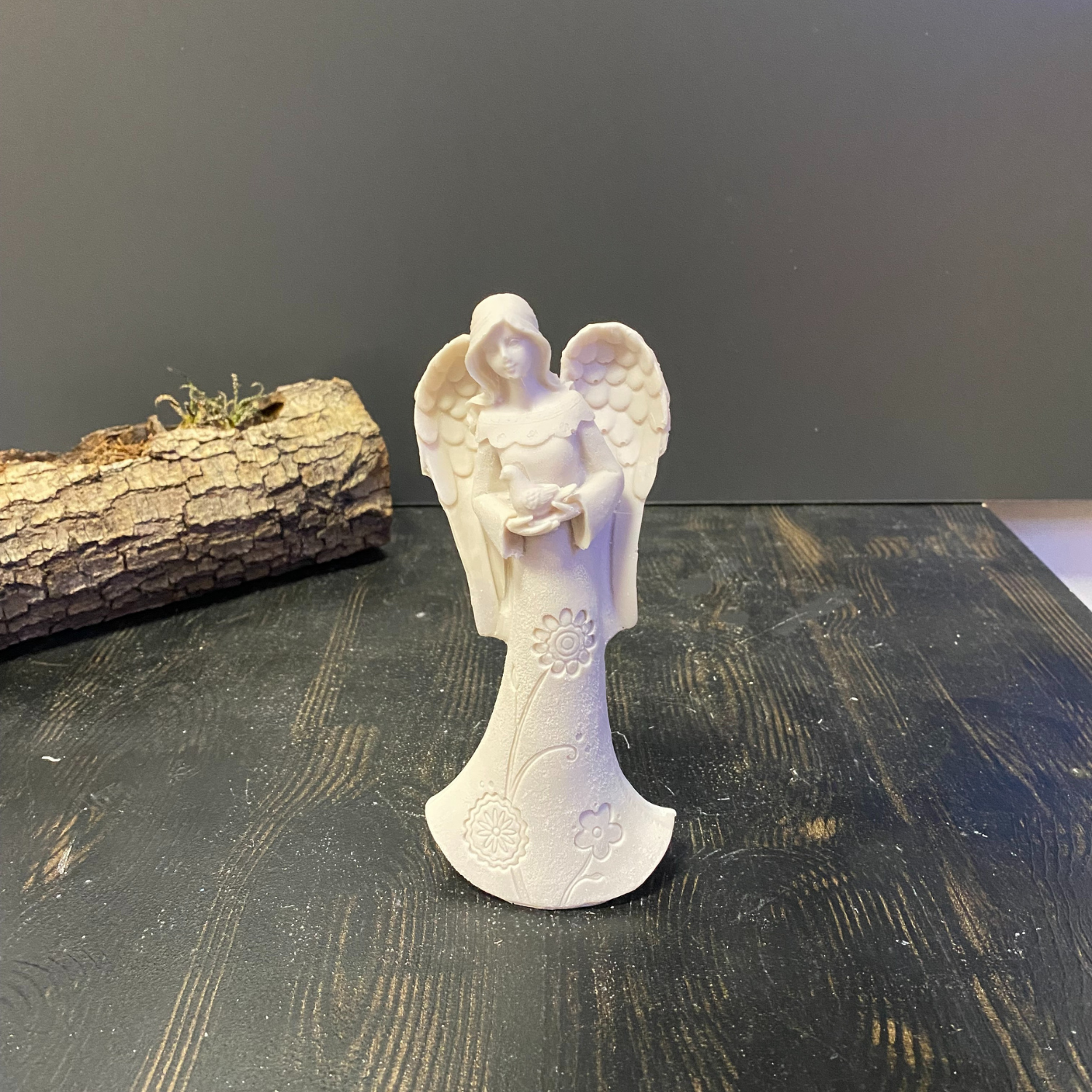 Kuş Tutan Kanatlı Melek