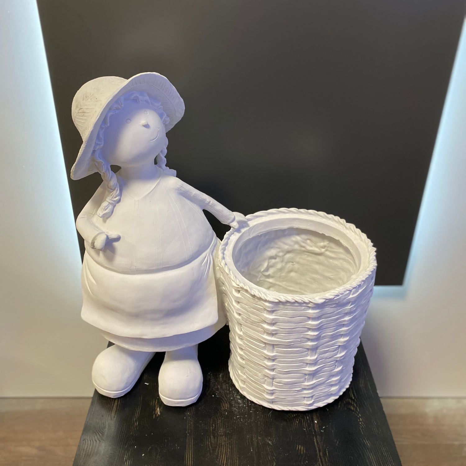 Yanı Sepetli Çiftçi Kadın