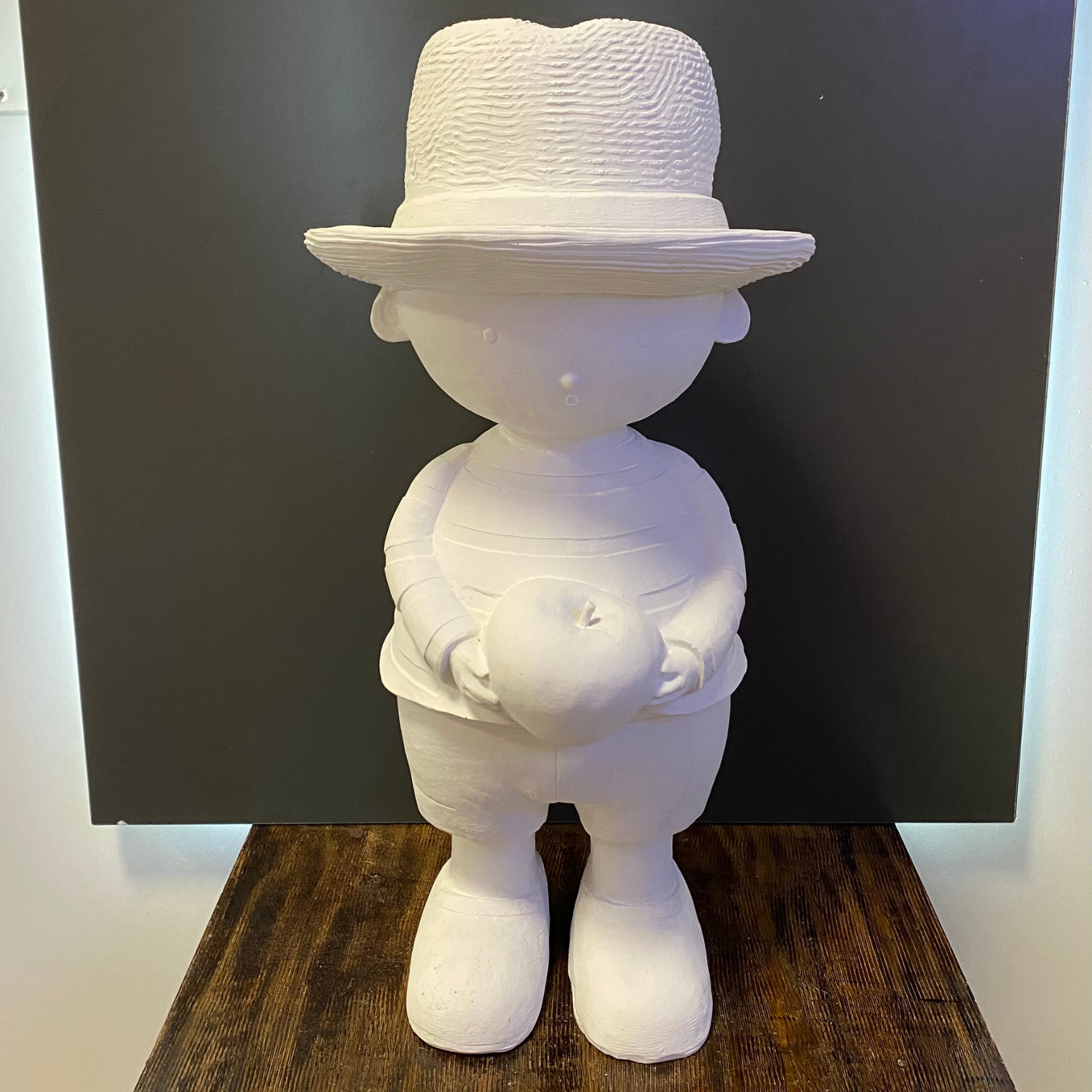 Şirin Elma Tutan Çocuk Bahçe Dekoru