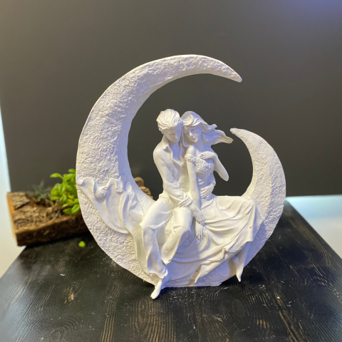 Ay İçinde Oturan Sevgililer