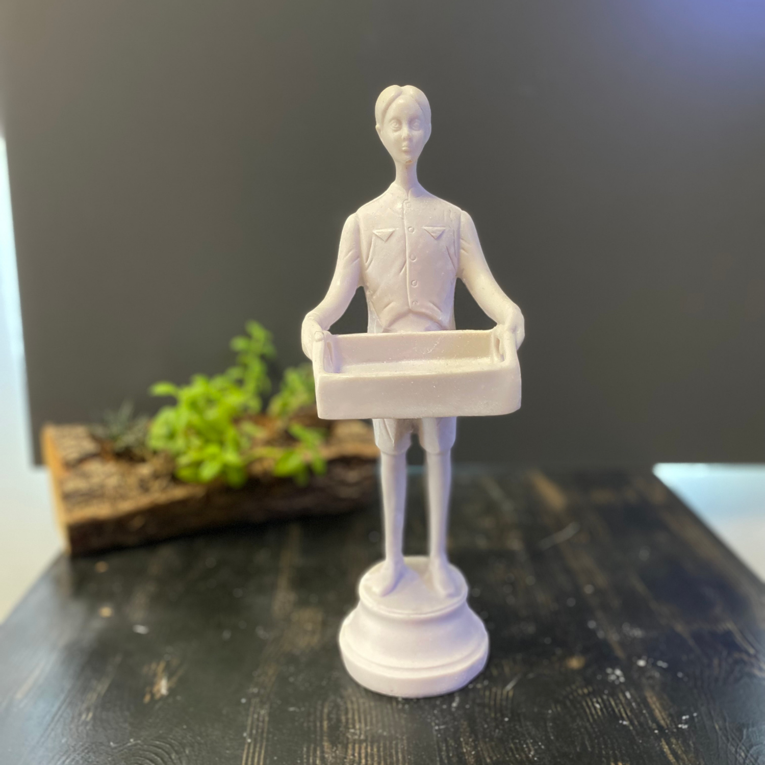 İki Elinde Tepsi Tutan Çocuk