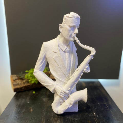 Saksafon Çalan Adam