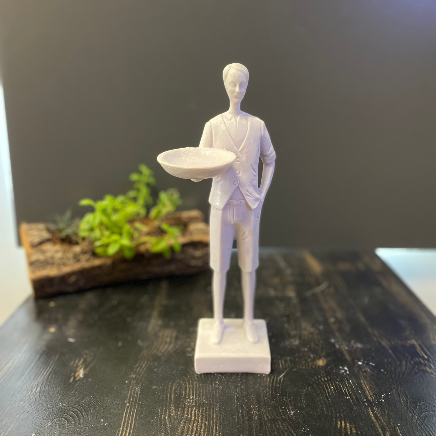 Tek Elinde Tepsi Tutan Çocuk