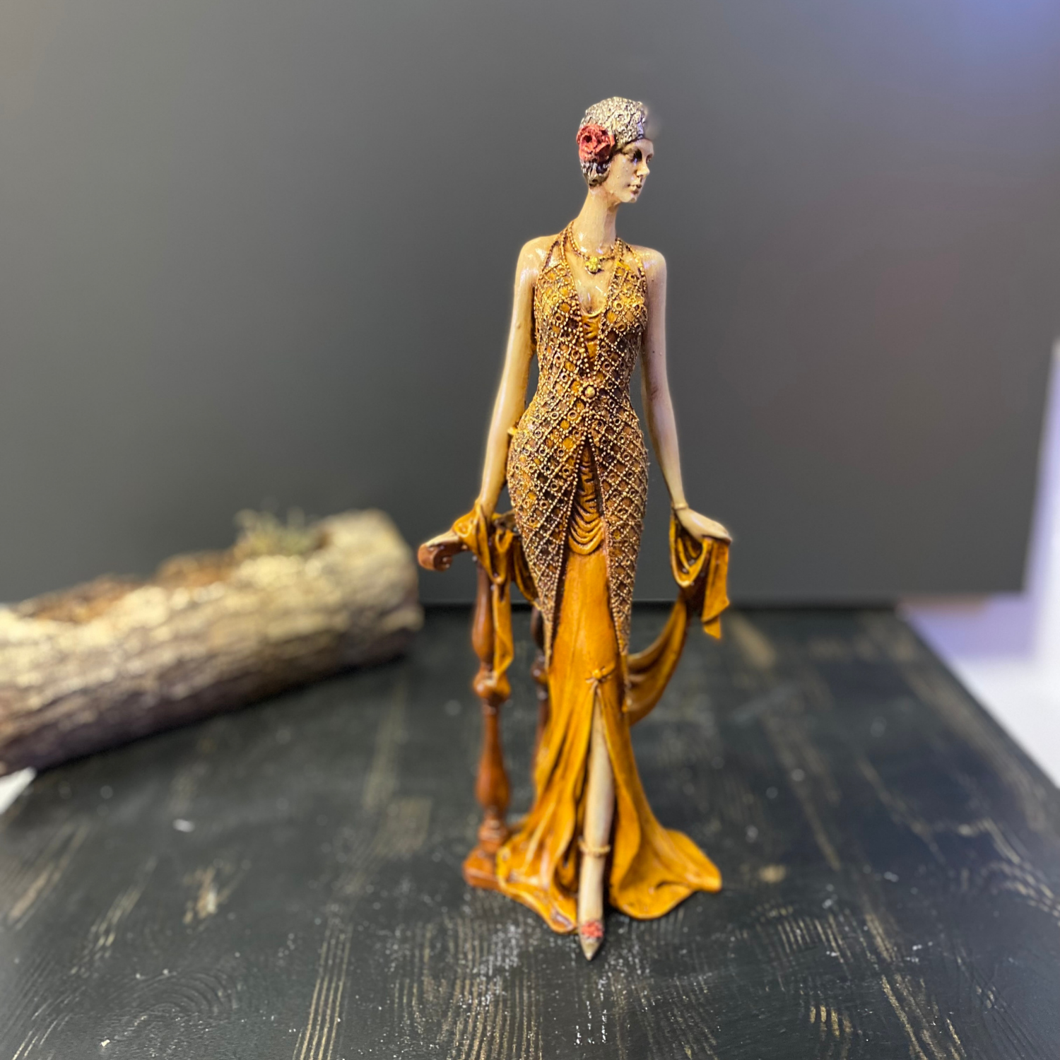 Retro Lady Merdivene Yaslanmış Gül Şapkalı Kadın