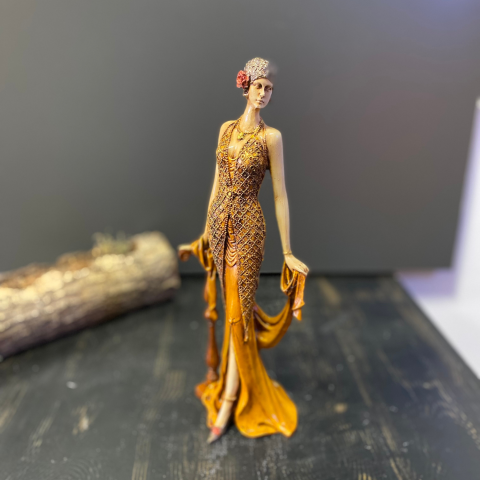 Retro Lady Merdivene Yaslanmış Gül Şapkalı Kadın