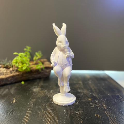 Oturan Kadehli Tavşan