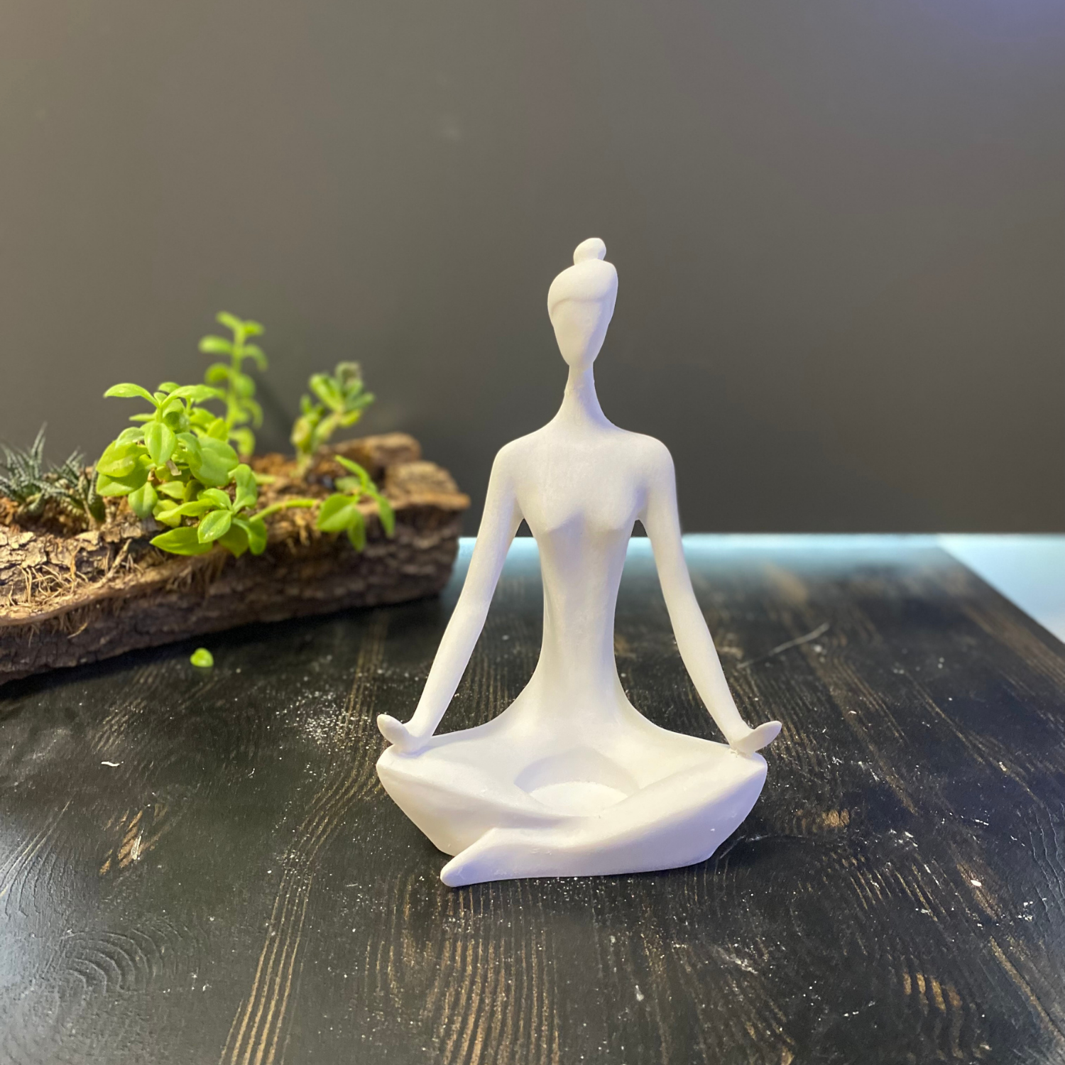 Yogacı Kadın Mumluk Elleri Dizinde