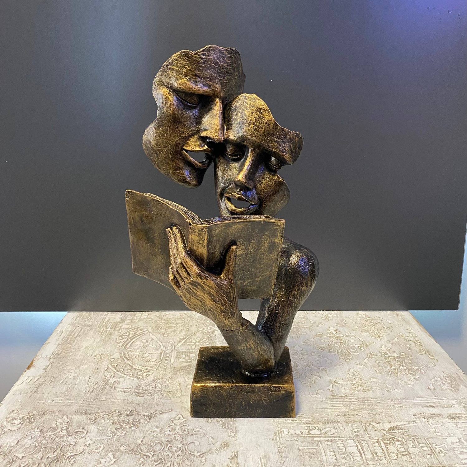 Kitap Okuyan Çift Mask