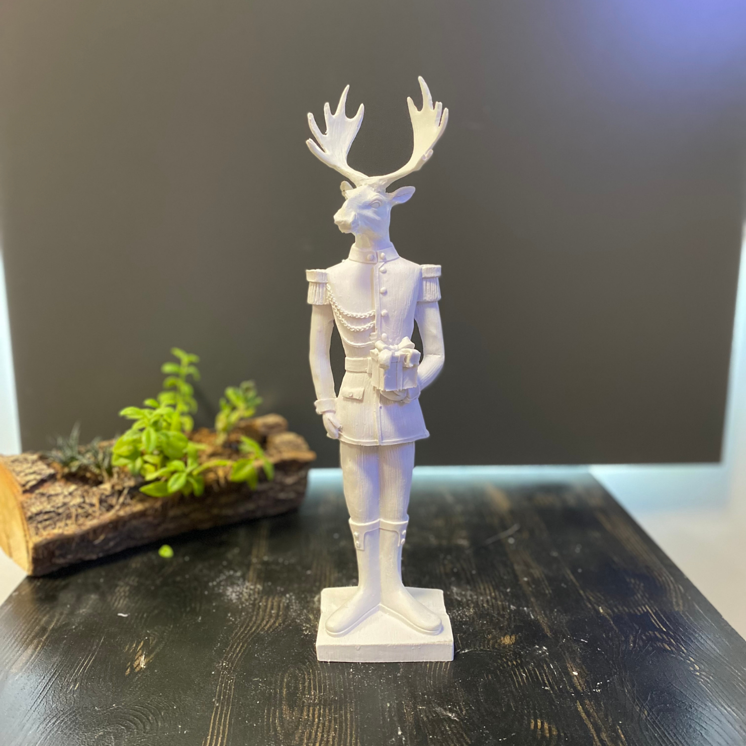 Hediye Kutusu Tutan Geyik Adam