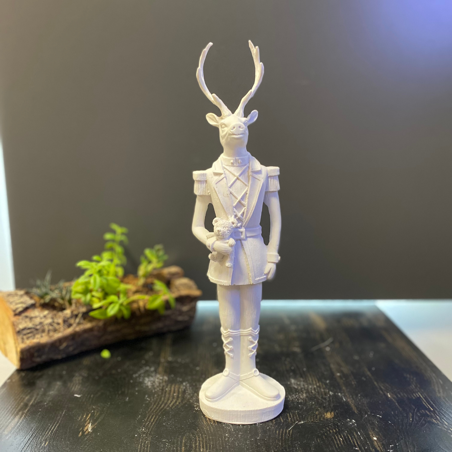 Peluş Ayı Tutan Geyik Adam