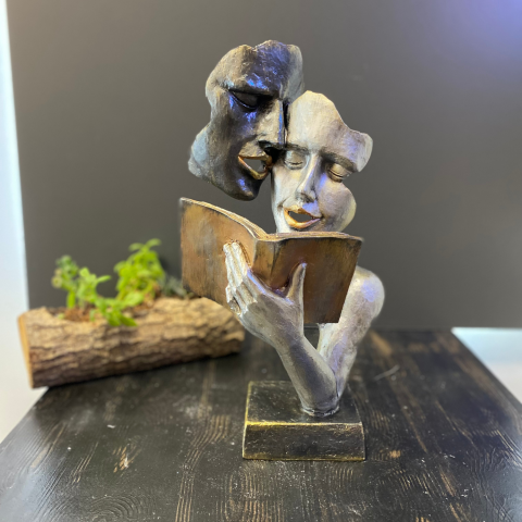 Kitap Okuyan Çift Mask