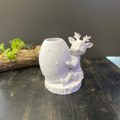 Vazo Tutan Oturan Geyik