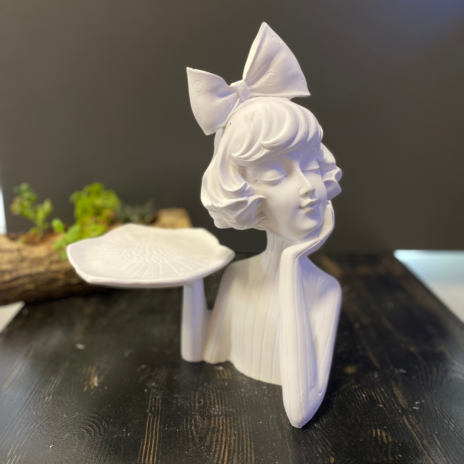 Elinde Tepsi Tutan Kız