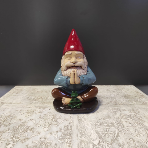 Elleri Birleşik Yoga Yapan Cüce