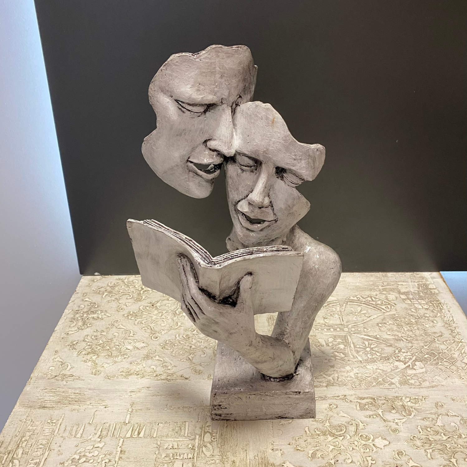 Kitap Okuyan Çift Mask