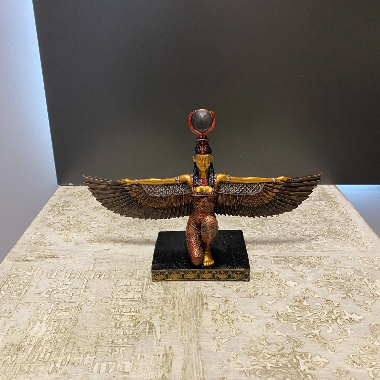 Antik Mısır Tanrıçası İsis Biblo Heykel