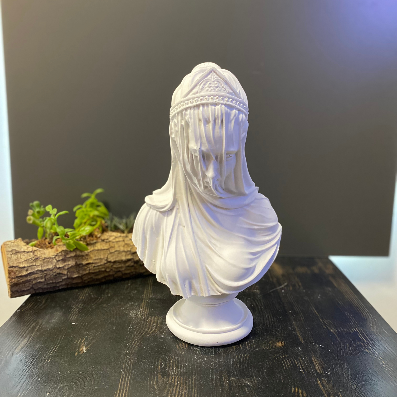 Tüllü Duvaklı Kadın