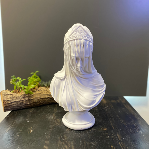 Tüllü Duvaklı Kadın