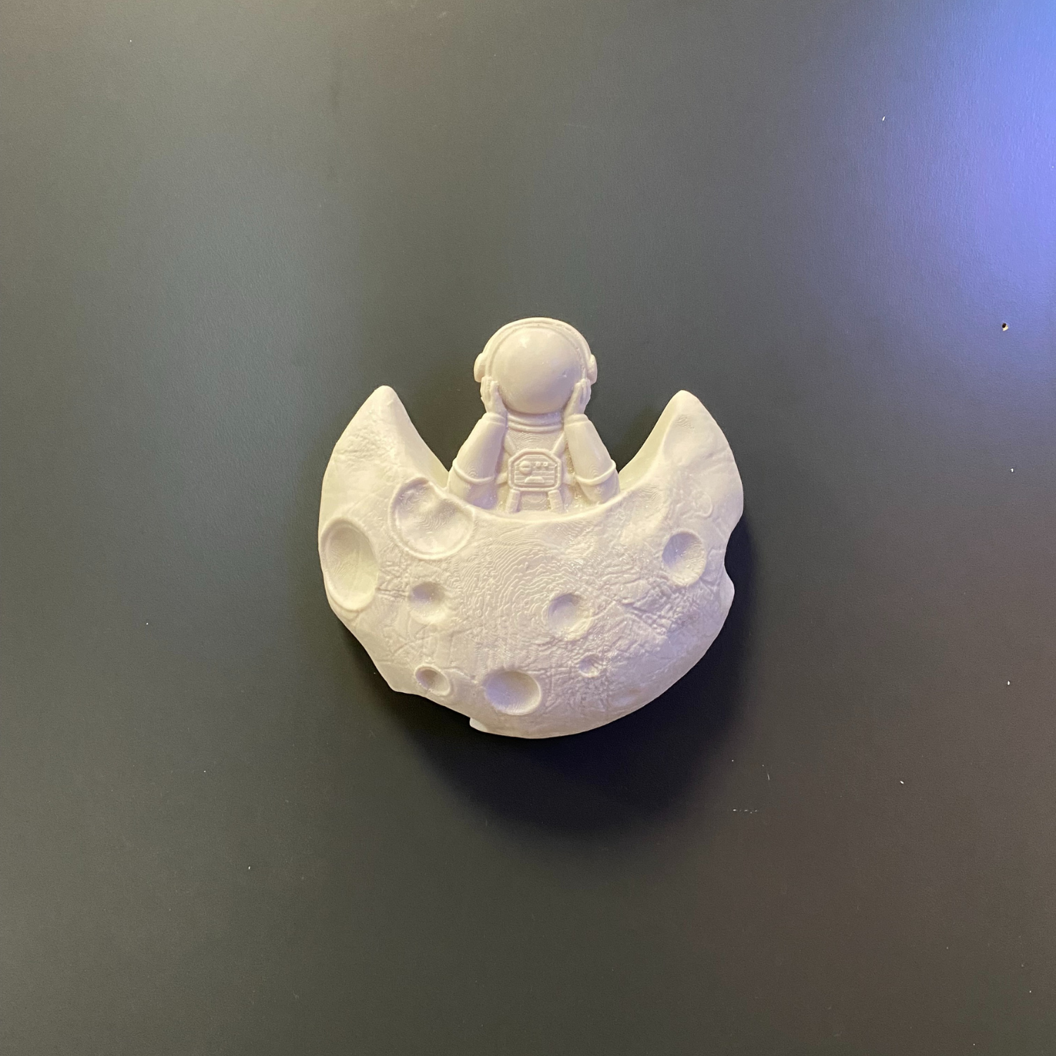 Ayda Elleri Yüzünde Oturan Astronot Duvar Dekoru