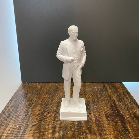 Atatürk Yeni Takım Elbiseli