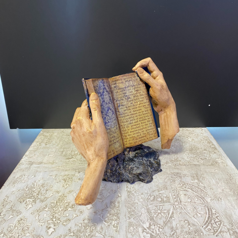 Kitap Okuyan Eller Dekoratif Obje