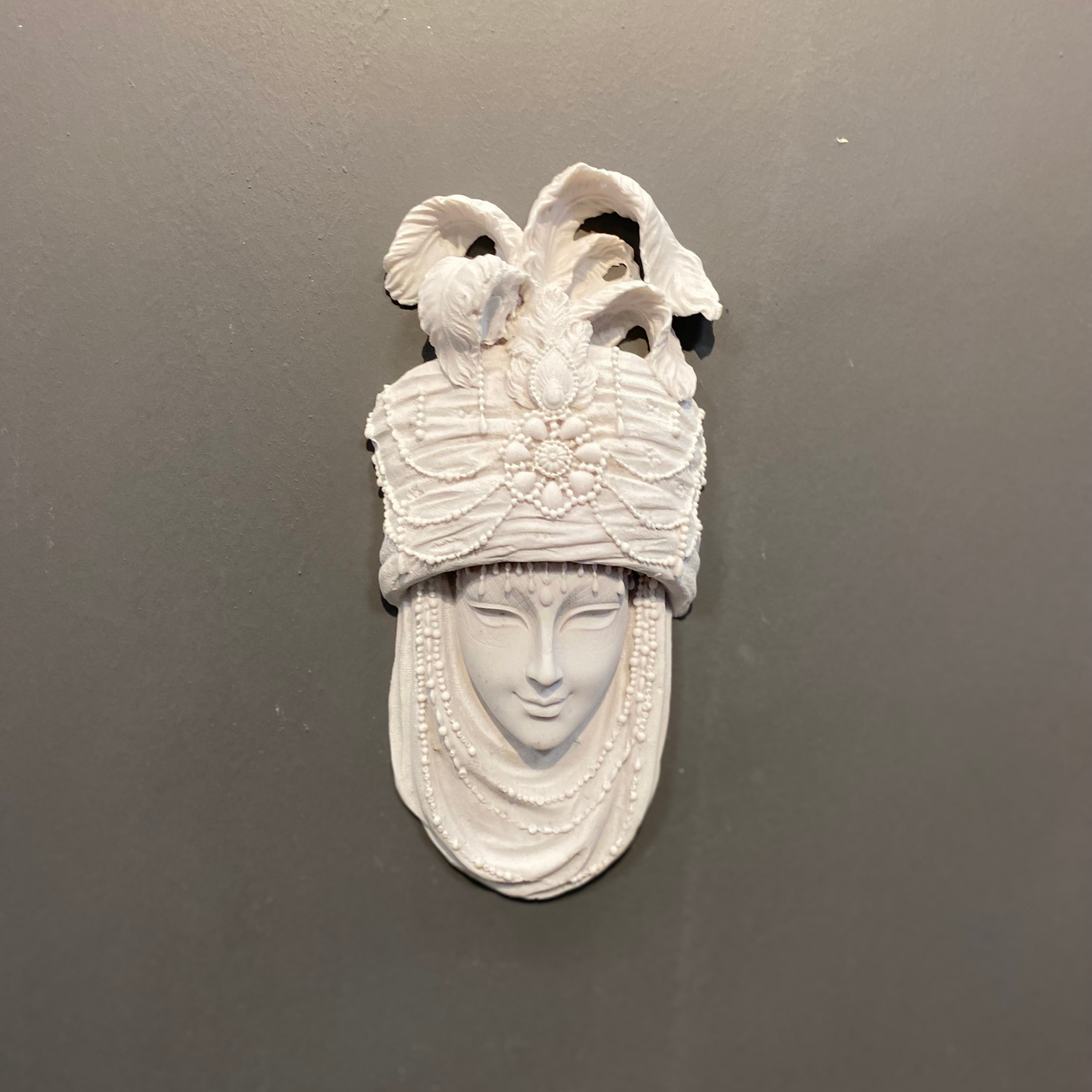 Taşlı Kolyeli Duvar Mask