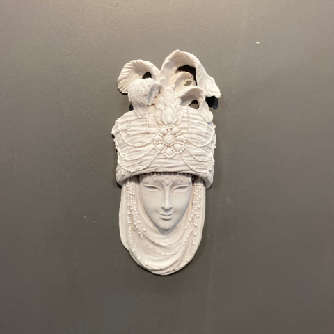 Taşlı Kolyeli Duvar Mask