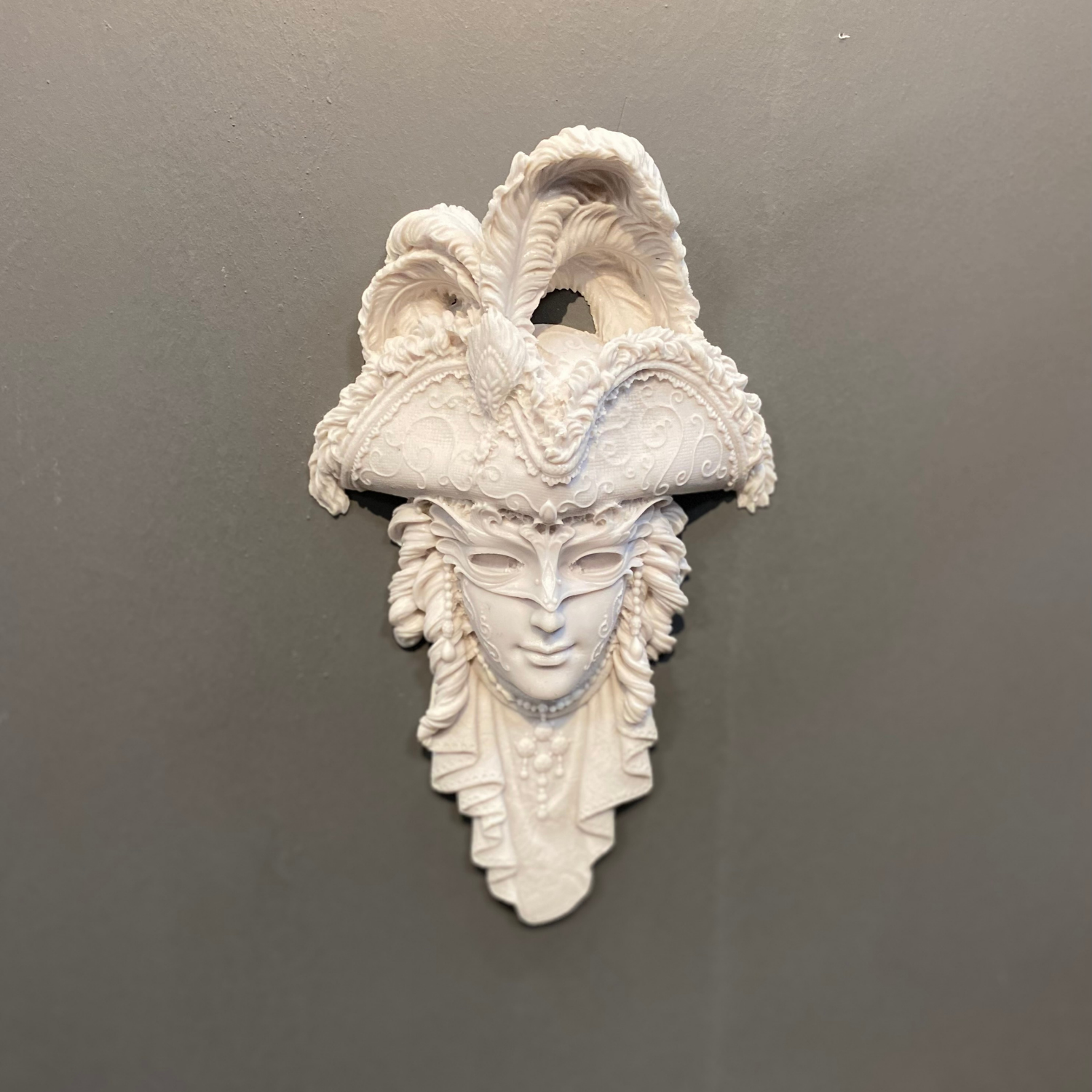 Tüylü Şapkalı Duvar Mask