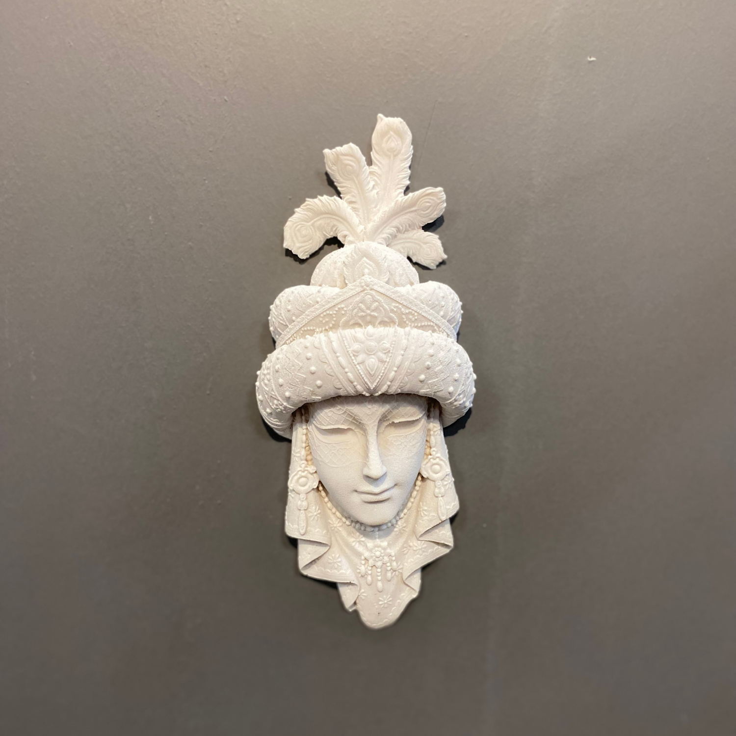 Küpeli Tüylü Şapkalı Duvar Mask