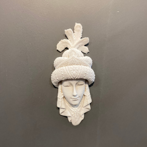 Küpeli Tüylü Şapkalı Duvar Mask