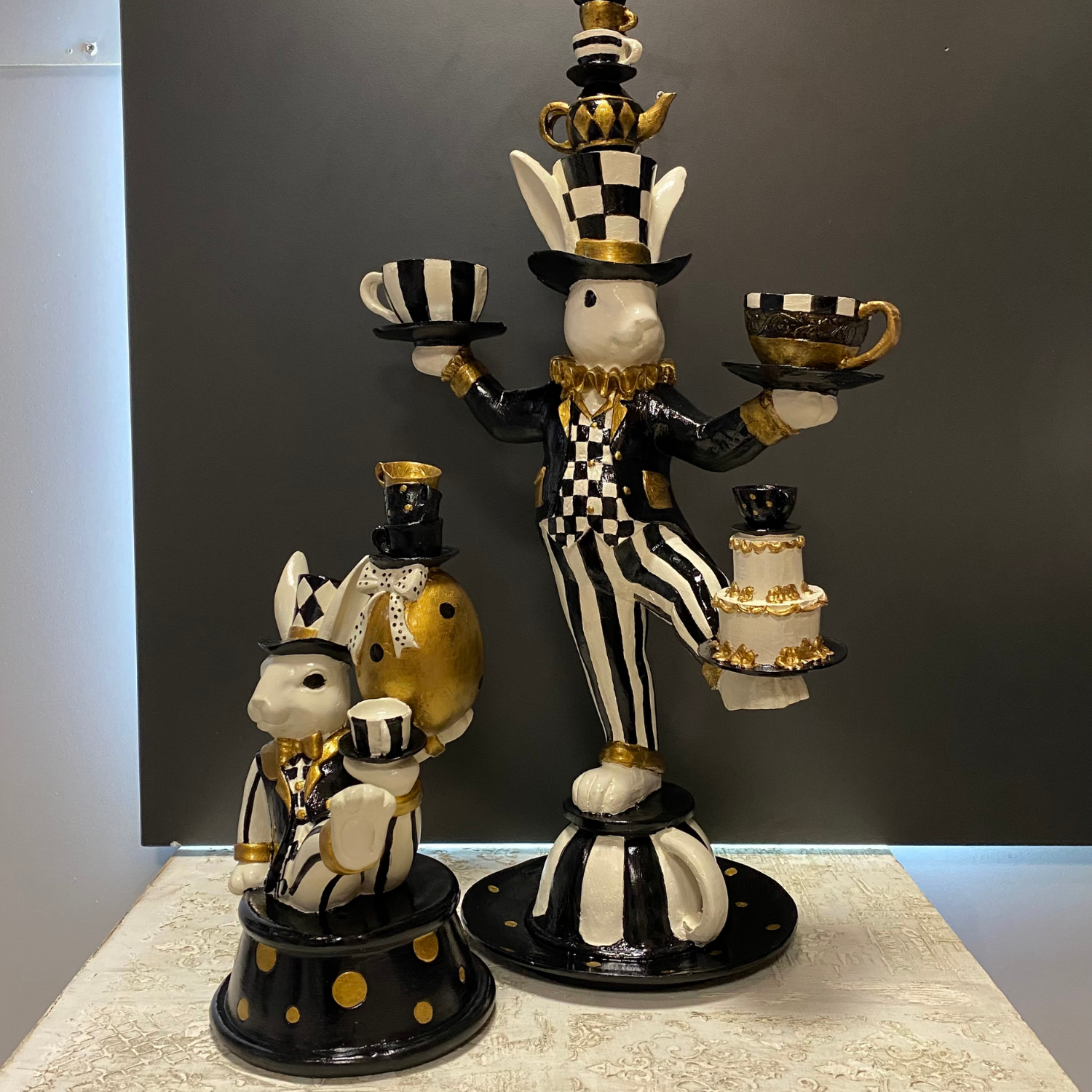 Alice Serisi Büyük Akrobat ve Fincanlı Tavşan