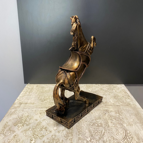 Kaideli Eğerli Şahlanan At