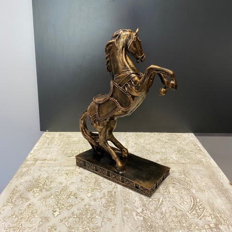 Kaideli Eğerli Şahlanan At