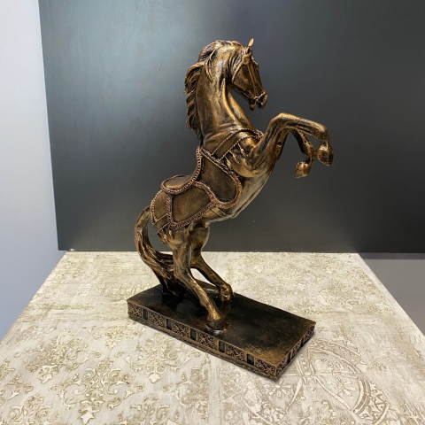 Kaideli Eğerli Şahlanan At