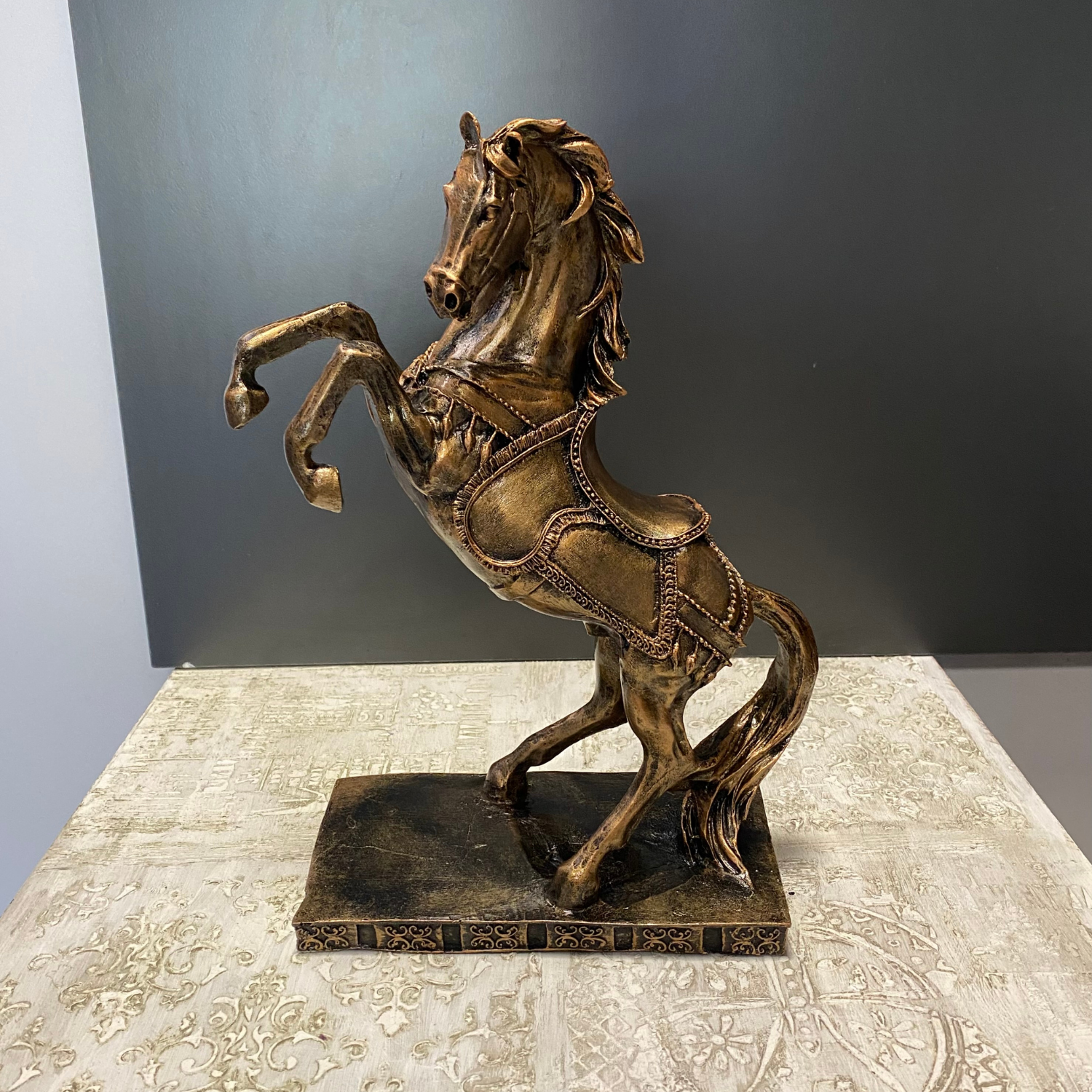 Kaideli Eğerli Şahlanan At