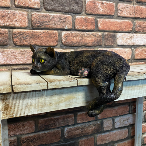 Yatan Uzanan Kedi Biblo